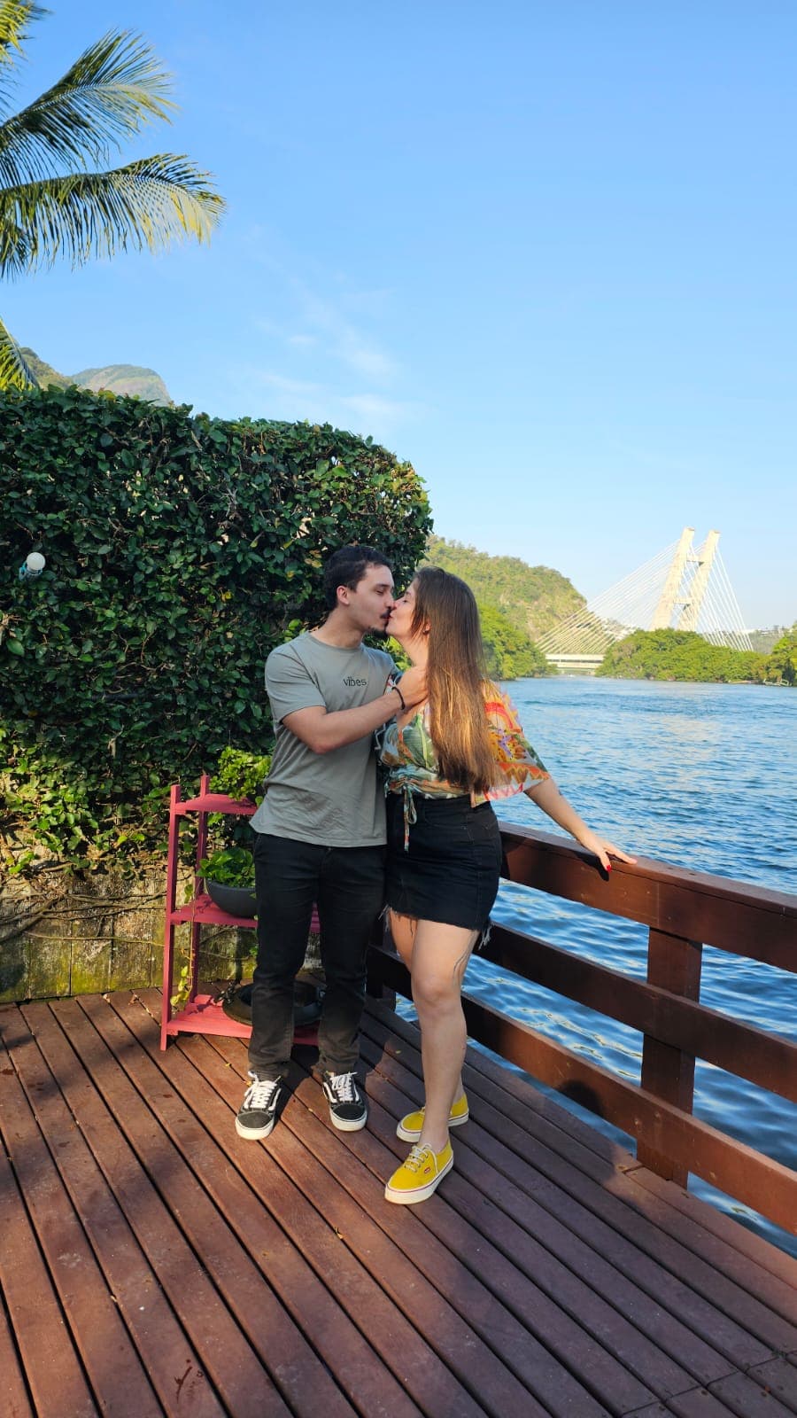 Carlos e Larissa em uma cena mais aberta, com o ambiente ao redor.