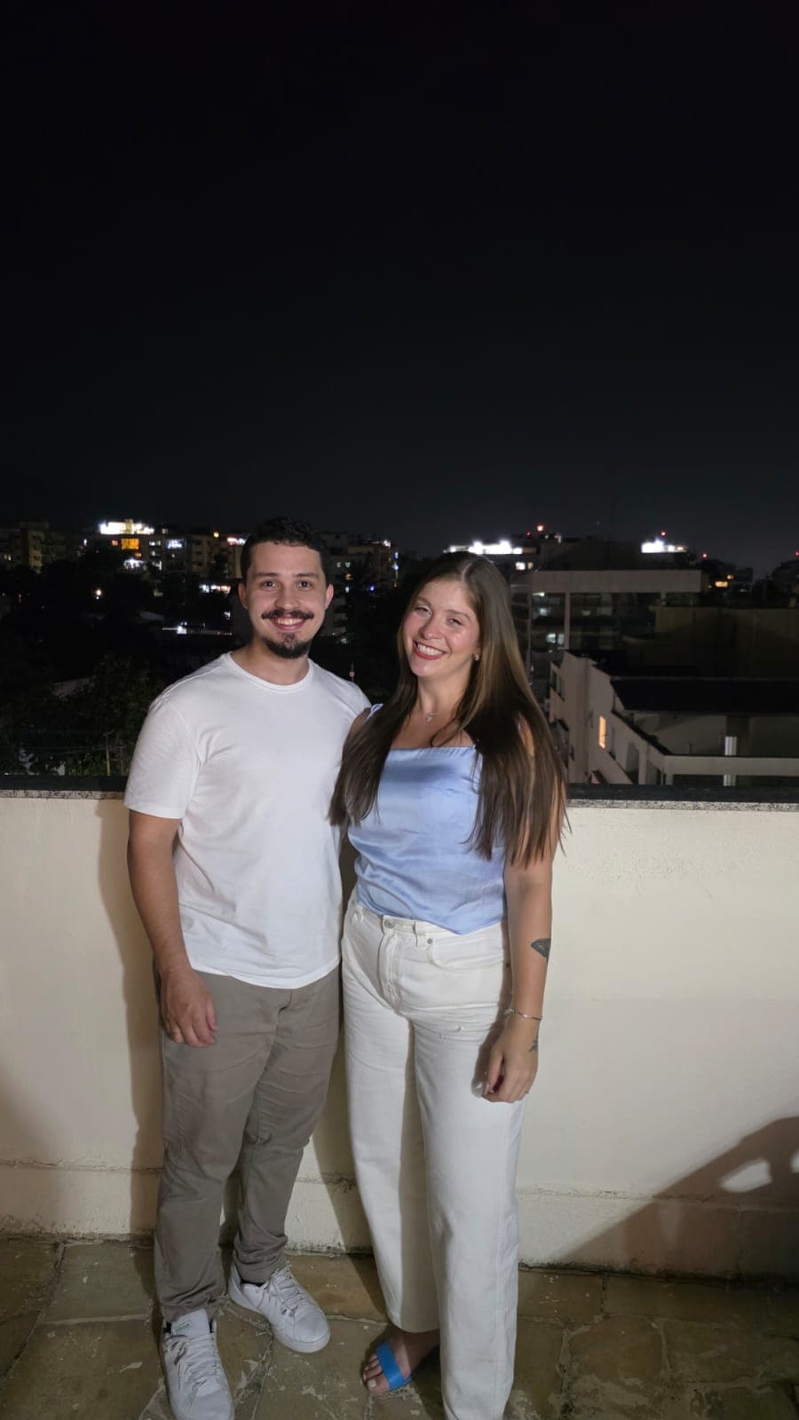 Detalhe do casal em um momento mais próximo e espontâneo.