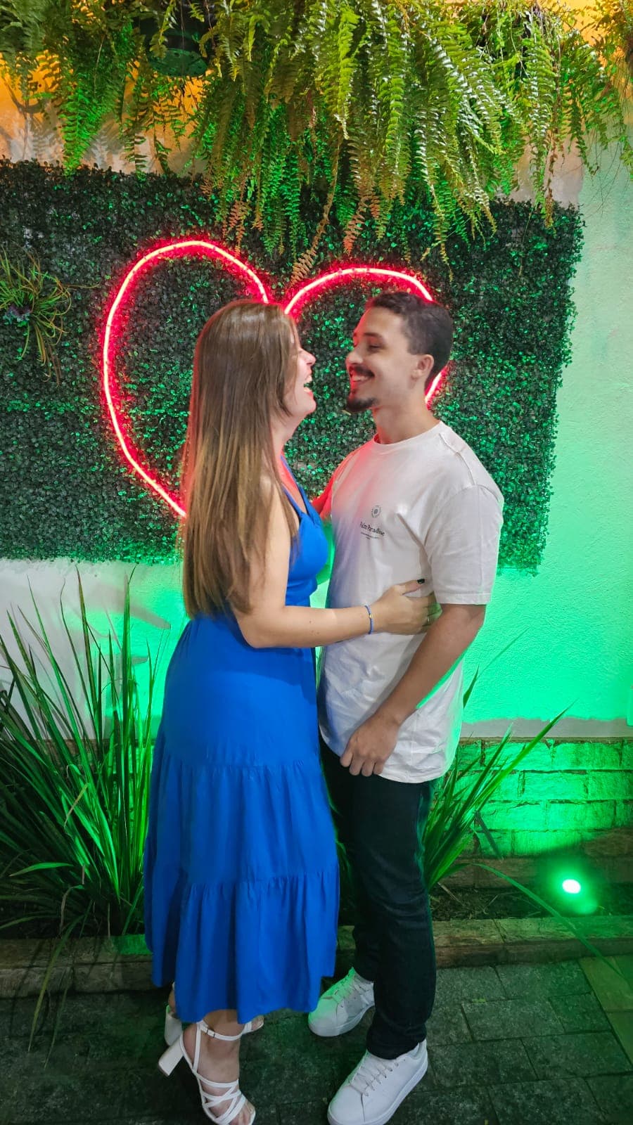 Carlos e Larissa na foto final da galeria, fechando a sequência visual do site.